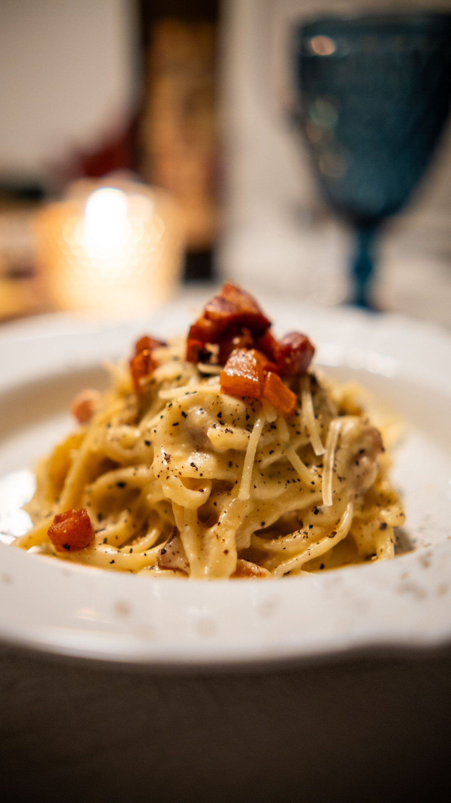 Plato de espaguetis a la carbonara con Carbocrema, guanciale crujiente, queso y pimienta negra