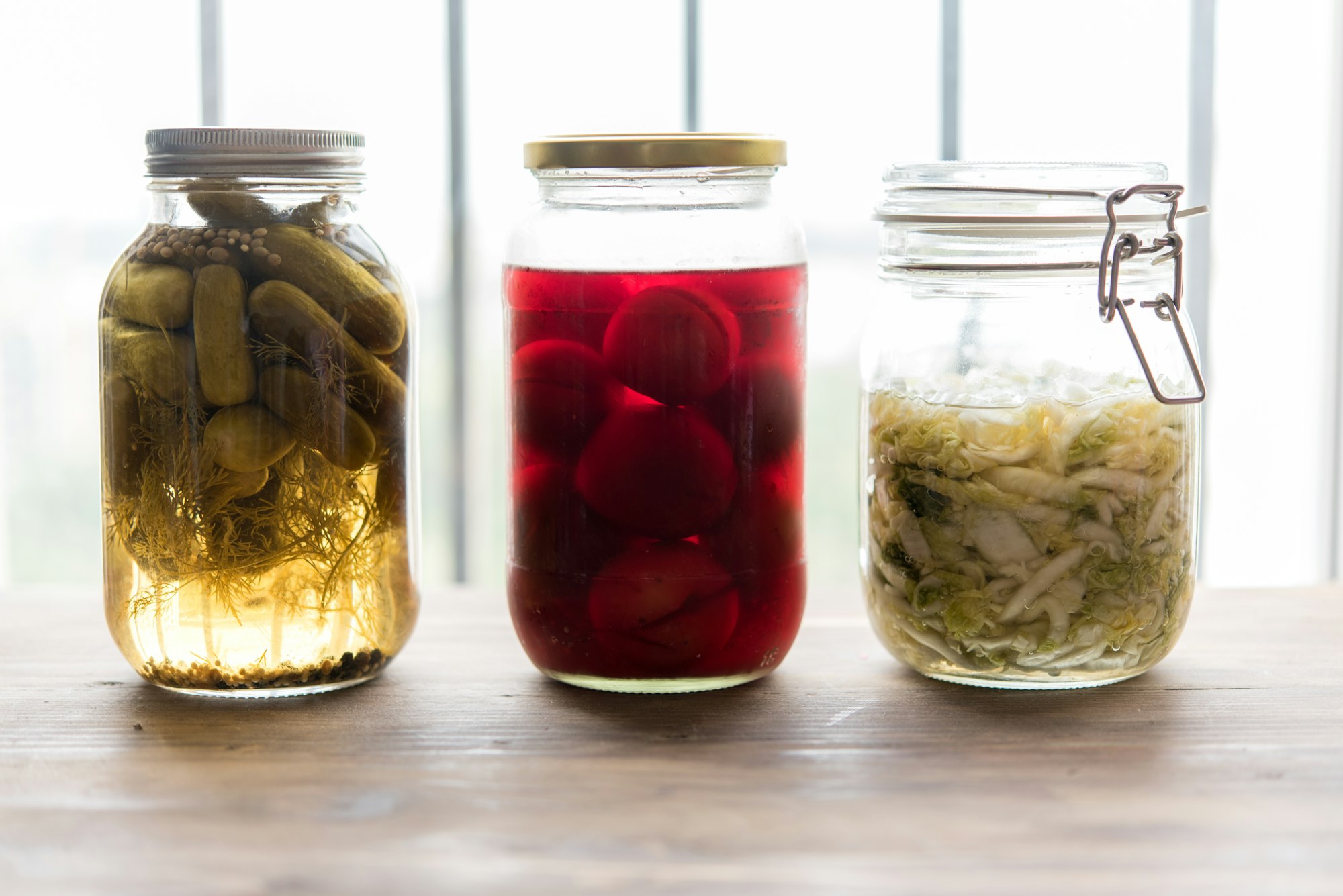 Frascos de encurtidos y fermentos caseros